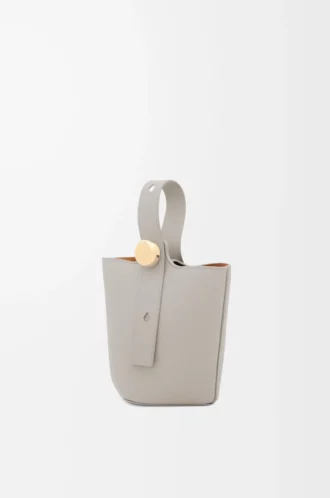 Mini bolso tipo cubo Pebble en piel de becerro lisa Shell Grey