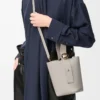 Mini bolso tipo cubo Pebble en piel de becerro lisa Shell Grey Mini bolso tipo cubo Pebble en piel de becerro lisa Shell Grey