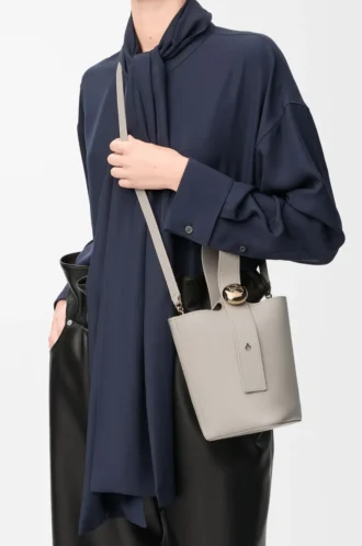 Mini bolso tipo cubo Pebble en piel de becerro lisa Shell Grey