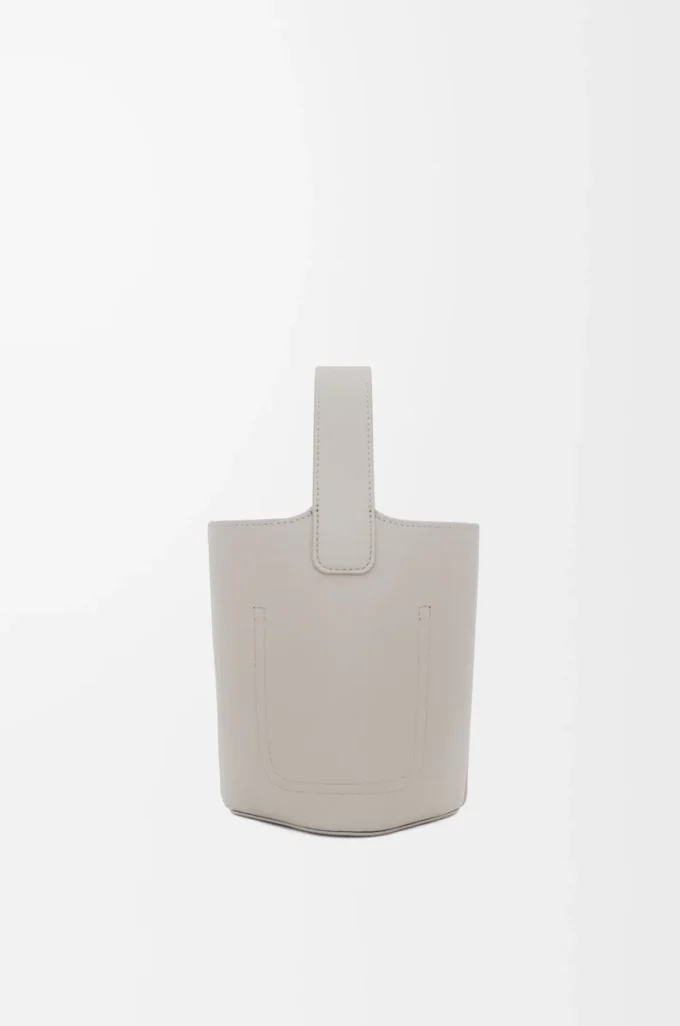 Mini bolso tipo cubo Pebble en piel de becerro lisa Shell Grey Mini bolso tipo cubo Pebble en piel de becerro lisa Shell Grey