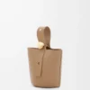 Mini Pebble bucket en suave piel de becerro granulada Latte Mini Pebble bucket en suave piel de becerro granulada Latte