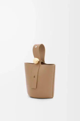 Mini Pebble bucket en suave piel de becerro granulada Latte