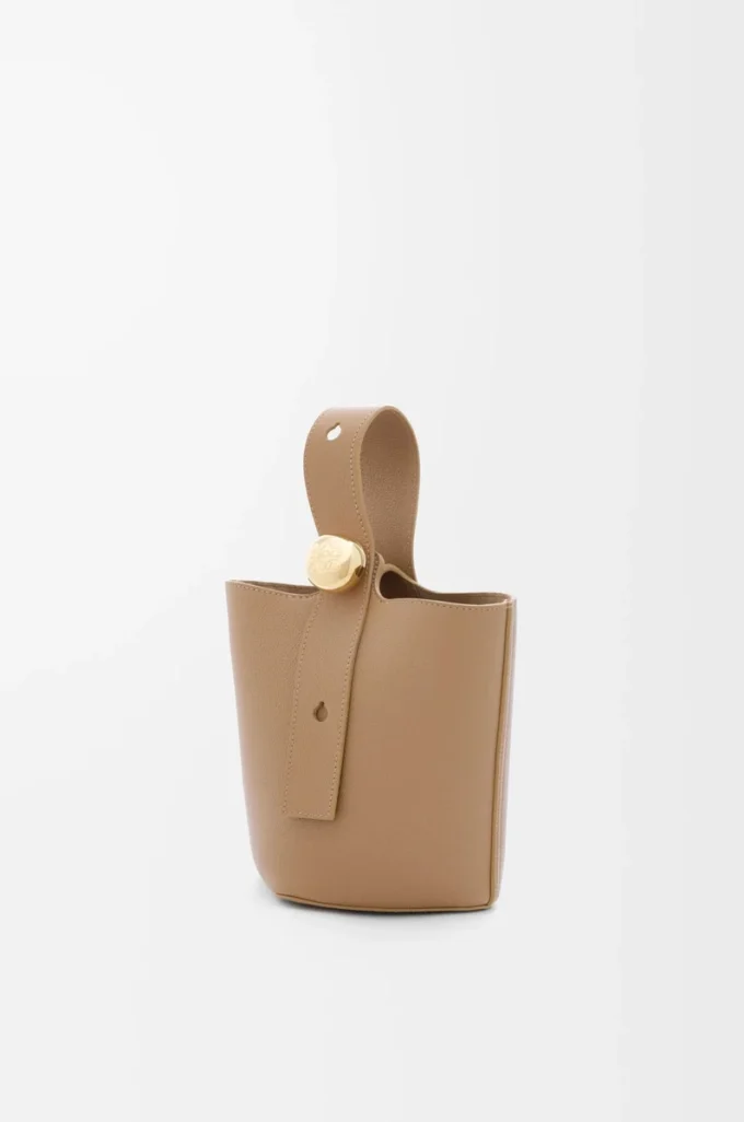 Mini Pebble bucket en suave piel de becerro granulada Latte Mini Pebble bucket en suave piel de becerro granulada Latte