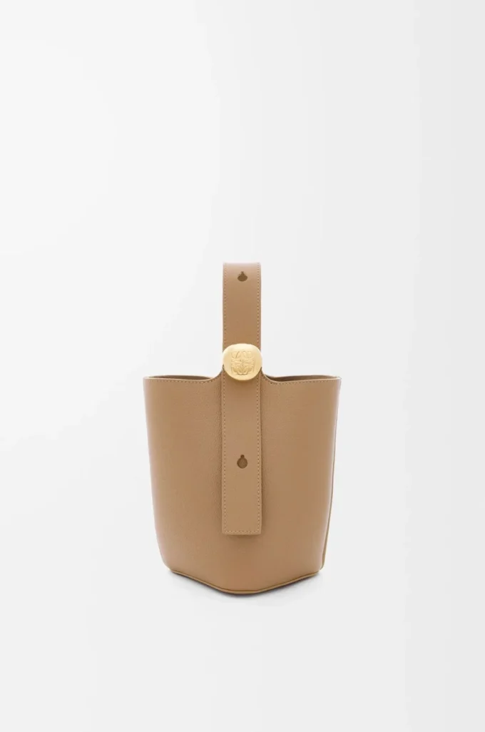 Mini Pebble bucket en suave piel de becerro granulada Latte Mini Pebble bucket en suave piel de becerro granulada Latte