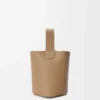 Mini Pebble bucket en suave piel de becerro granulada Latte Mini Pebble bucket en suave piel de becerro granulada Latte
