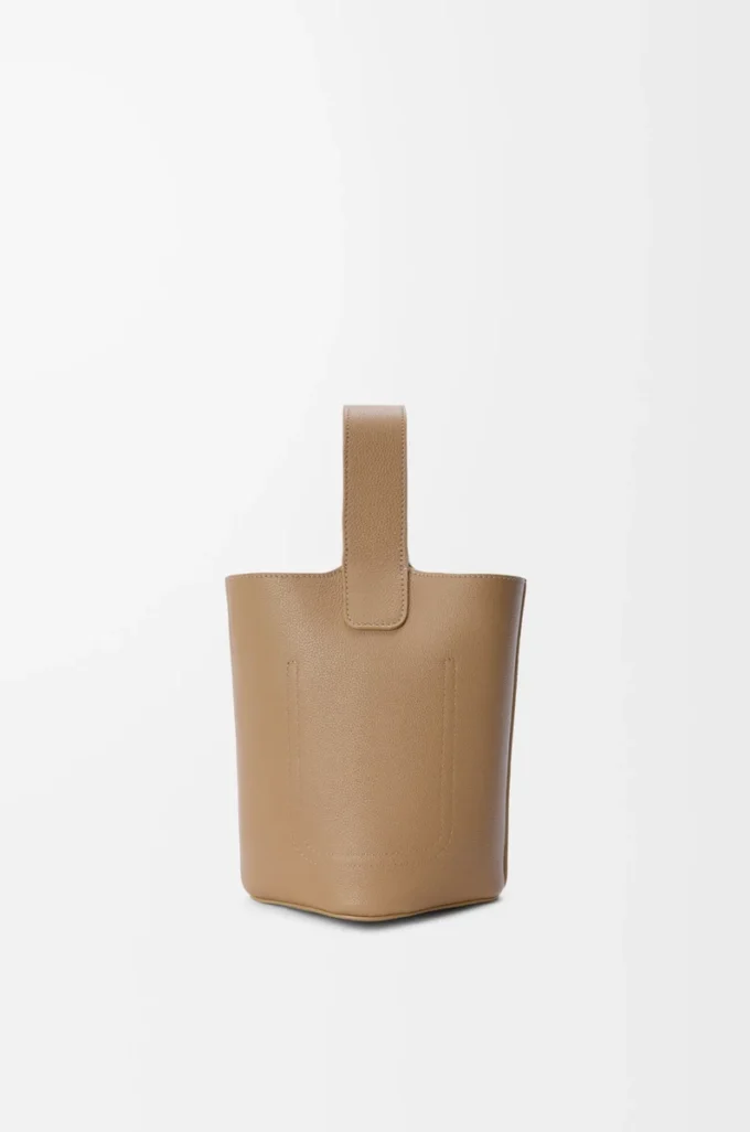Mini Pebble bucket en suave piel de becerro granulada Latte Mini Pebble bucket en suave piel de becerro granulada Latte