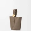 Mini Pebble de piel de becerro granulada suave Taupe Mini Pebble de piel de becerro granulada suave Taupe