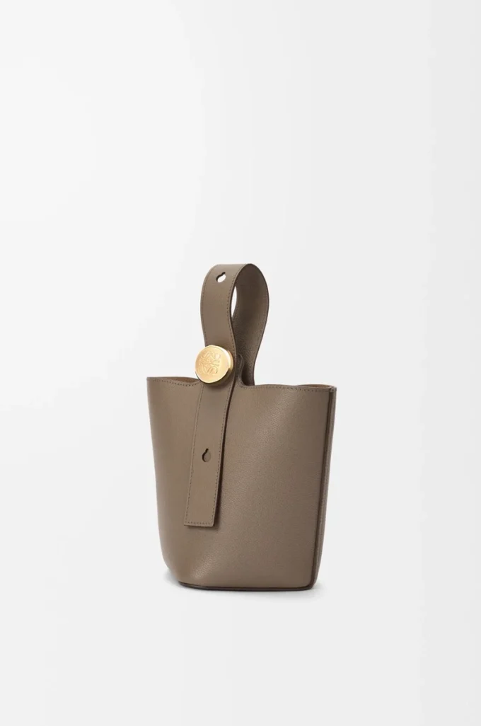 Mini Pebble de piel de becerro granulada suave Taupe Mini Pebble de piel de becerro granulada suave Taupe