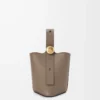Mini Pebble de piel de becerro granulada suave Taupe Mini Pebble de piel de becerro granulada suave Taupe