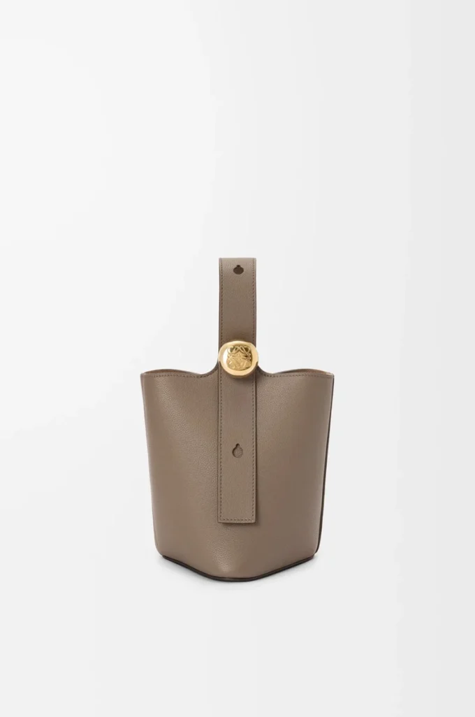 Mini Pebble de piel de becerro granulada suave Taupe Mini Pebble de piel de becerro granulada suave Taupe