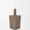 Mini Pebble de piel de becerro granulada suave Taupe Mini Pebble de piel de becerro granulada suave Taupe