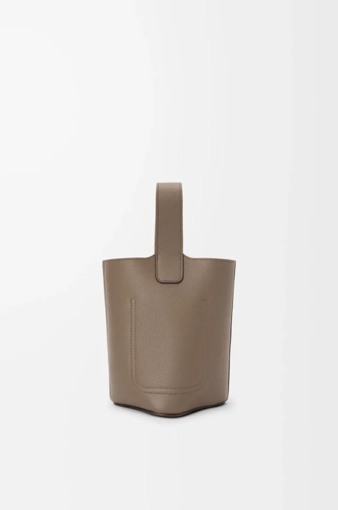 Mini Pebble de piel de becerro granulada suave Taupe Mini Pebble de piel de becerro granulada suave Taupe