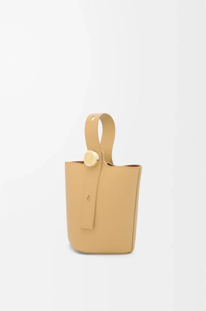 Mini Pebble de piel de becerro lisa Dark Butter Mini Pebble de piel de becerro lisa Dark Butter