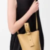 Mini Pebble de piel de becerro lisa Dark Butter Mini Pebble de piel de becerro lisa Dark Butter