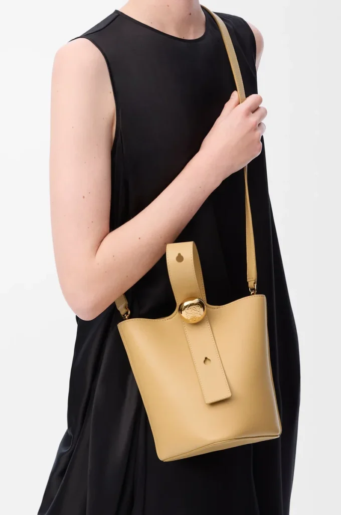 Mini Pebble de piel de becerro lisa Dark Butter Mini Pebble de piel de becerro lisa Dark Butter