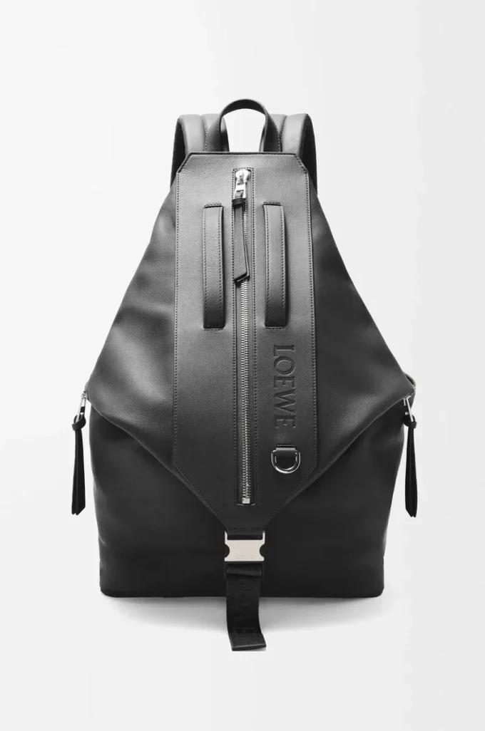 Mochila convertible en piel de becerro clásica. Color negro.