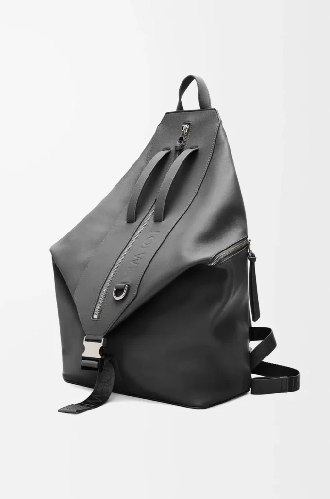 Mochila convertible en piel de becerro clásica. Color negro.