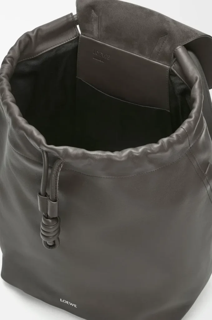 Mochila Flamenco en piel de becerro flexible y brillante Gris oscuro