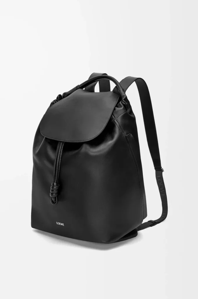 Mochila Flamenco en piel de becerro flexible y brillante. Negro
