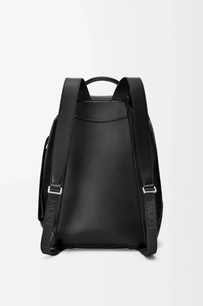 Mochila Flamenco en piel de becerro flexible y brillante. Negro
