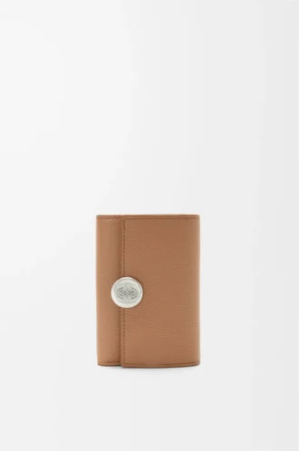 Monedero vertical pequeño Pebble en piel de becerro granulada Pebble Moca