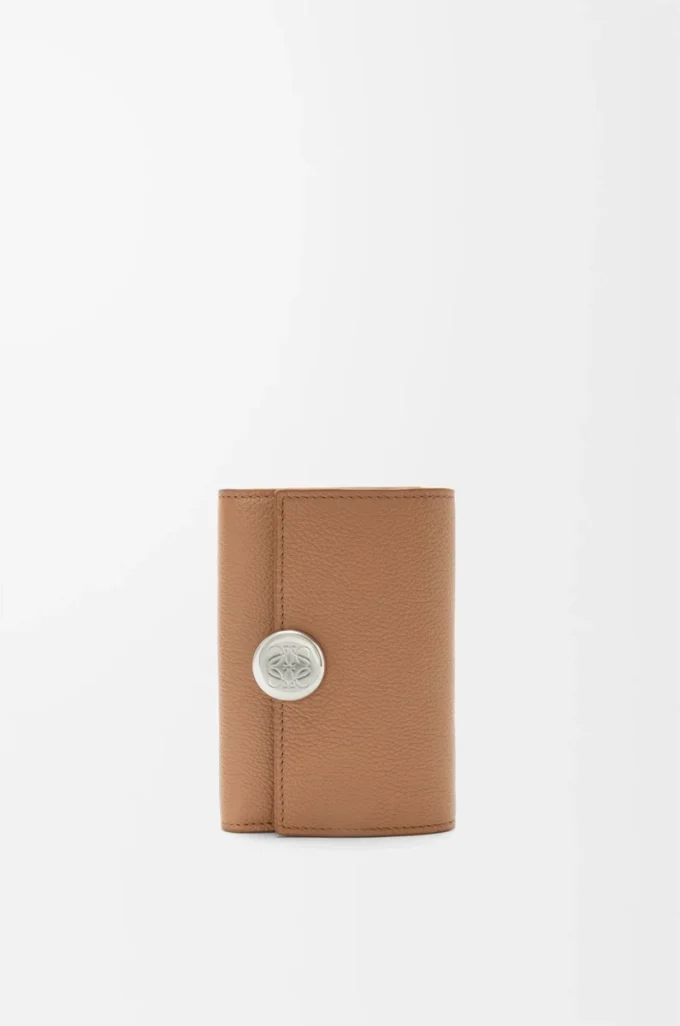 Monedero vertical pequeño Pebble en piel de becerro granulada Pebble Moca Monedero vertical pequeño Pebble en piel de becerro granulada Pebble Moca