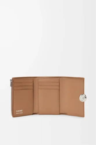 Monedero vertical pequeño Pebble en piel de becerro granulada Pebble Moca