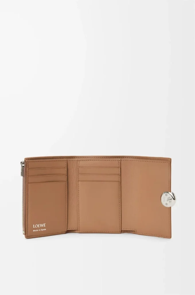Monedero vertical pequeño Pebble en piel de becerro granulada Pebble Moca Monedero vertical pequeño Pebble en piel de becerro granulada Pebble Moca