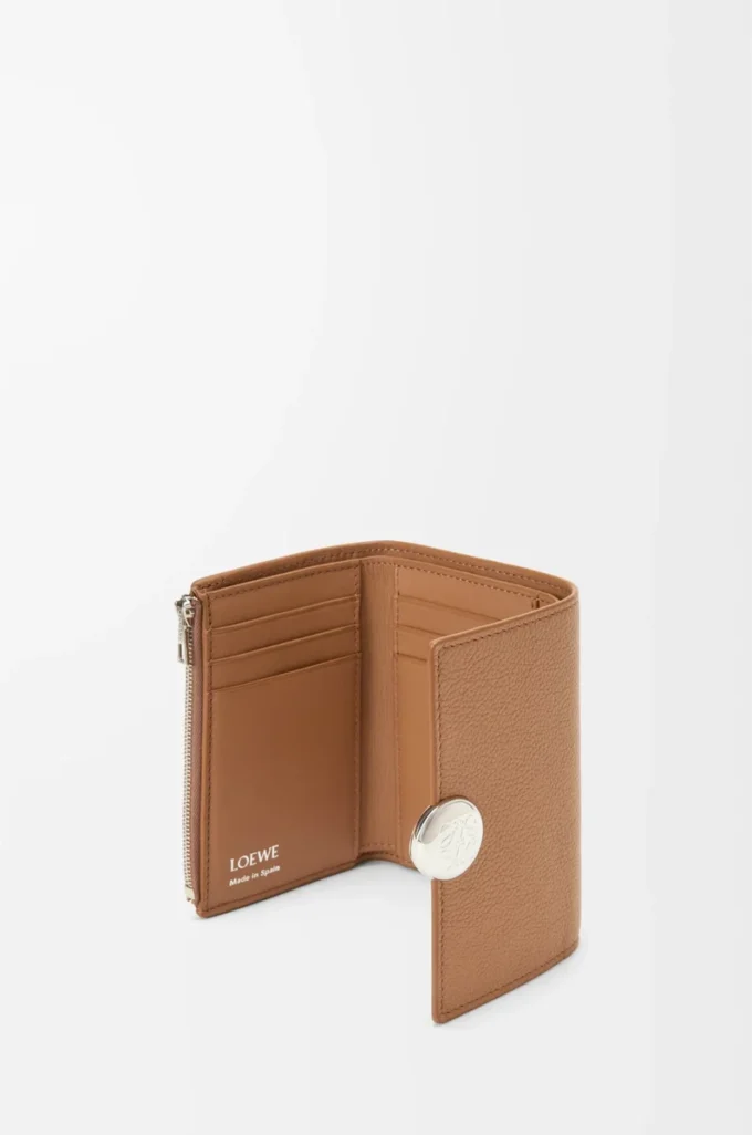 Monedero vertical pequeño Pebble en piel de becerro granulada Pebble Moca Monedero vertical pequeño Pebble en piel de becerro granulada Pebble Moca