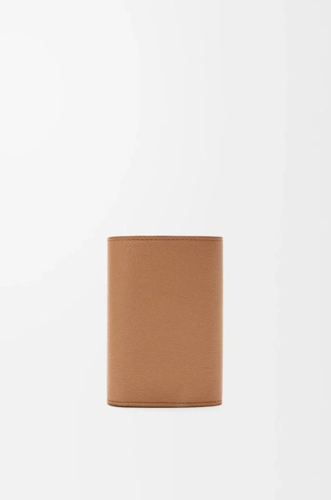 Monedero vertical pequeño Pebble en piel de becerro granulada Pebble Moca Monedero vertical pequeño Pebble en piel de becerro granulada Pebble Moca