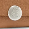 Monedero vertical pequeño Pebble en piel de becerro granulada Pebble Moca Monedero vertical pequeño Pebble en piel de becerro granulada Pebble Moca