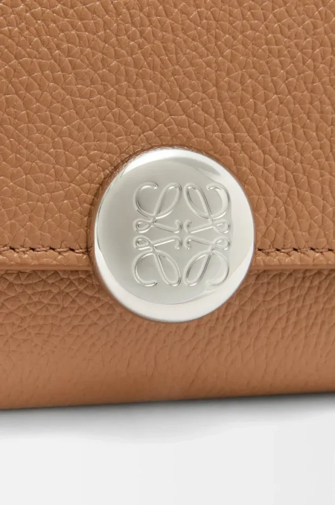 Monedero vertical pequeño Pebble en piel de becerro granulada Pebble Moca Monedero vertical pequeño Pebble en piel de becerro granulada Pebble Moca