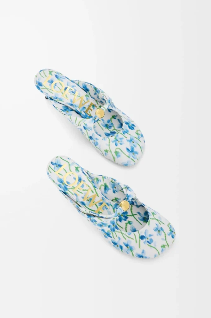 Mules Pebble Soft en piel de cordero napa estampada Soft White/Blue Mules Pebble Soft en piel de cordero napa estampada Soft White/Blue