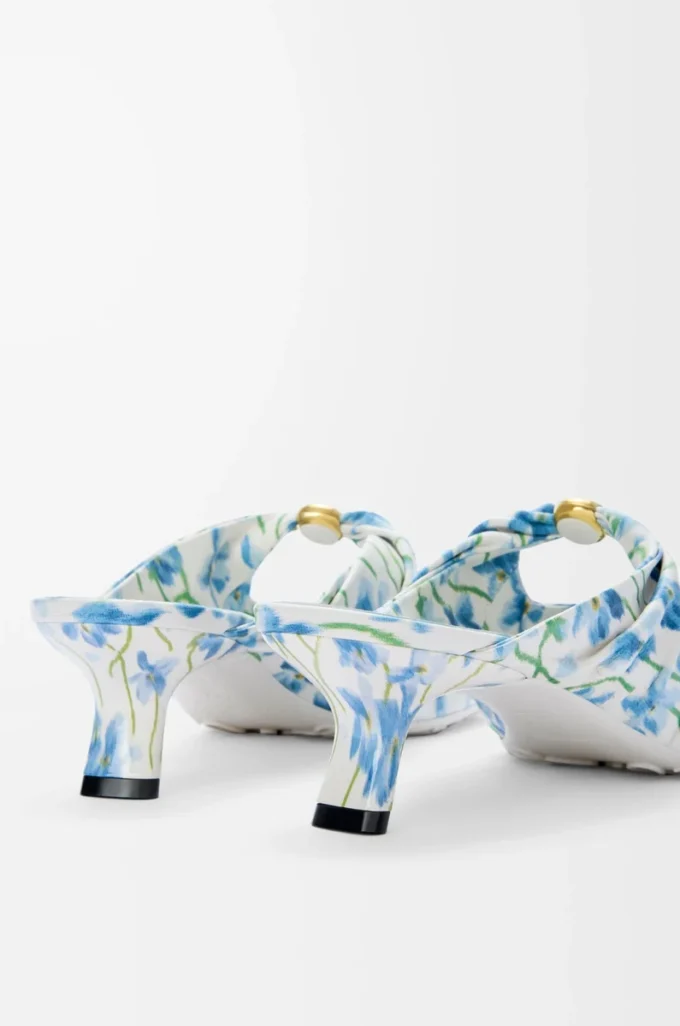 Mules Pebble Soft en piel de cordero napa estampada Soft White/Blue Mules Pebble Soft en piel de cordero napa estampada Soft White/Blue