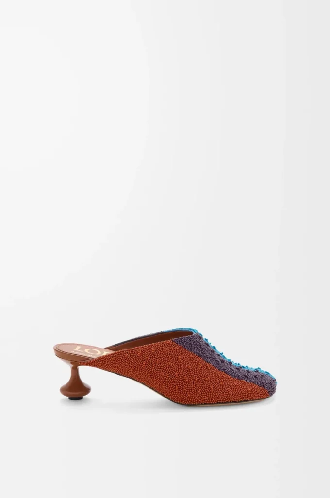 Mules Toy en lona bordada color caramelo/verde brillante Mules Toy en lona bordada color caramelo/verde brillante