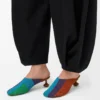 Mules Toy en lona bordada color caramelo/verde brillante Mules Toy en lona bordada color caramelo/verde brillante