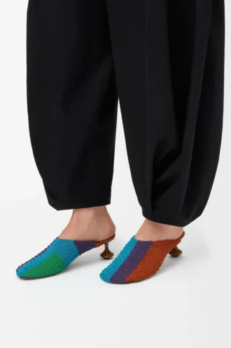 Mules Toy en lona bordada color caramelo/verde brillante