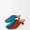 Mules Toy en lona bordada color caramelo/verde brillante Mules Toy en lona bordada color caramelo/verde brillante