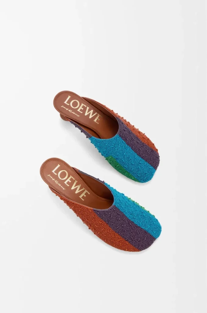 Mules Toy en lona bordada color caramelo/verde brillante Mules Toy en lona bordada color caramelo/verde brillante