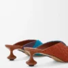 Mules Toy en lona bordada color caramelo/verde brillante Mules Toy en lona bordada color caramelo/verde brillante