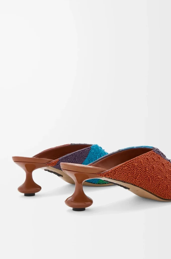 Mules Toy en lona bordada color caramelo/verde brillante Mules Toy en lona bordada color caramelo/verde brillante
