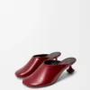 Mules Toy en suave piel de cordero charolada, color rojo oscuro
