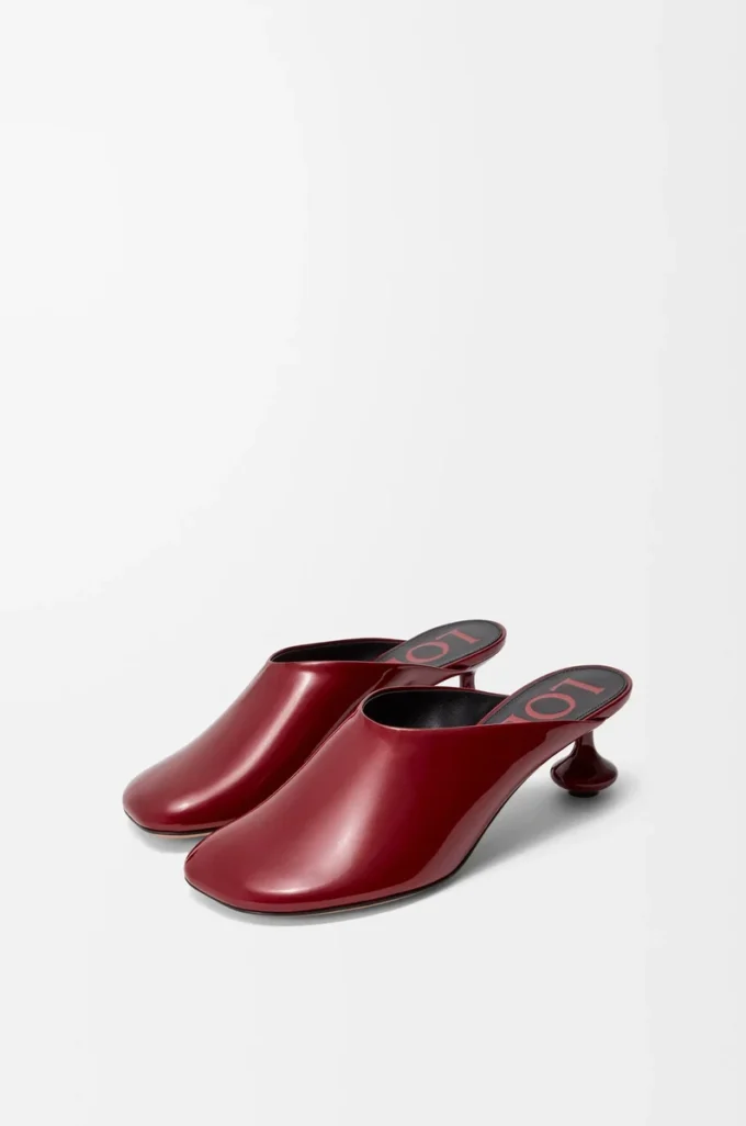 Mules Toy en suave piel de cordero charolada, color rojo oscuro