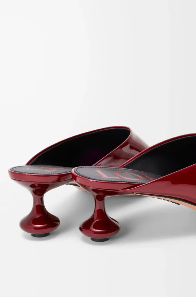 Mules Toy en suave piel de cordero charolada, color rojo oscuro