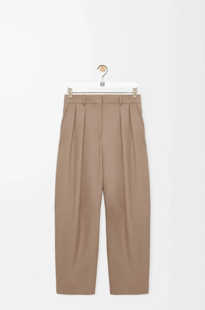 Pantalones acampanados de lana color arena