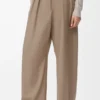 Pantalones acampanados de lana color arena