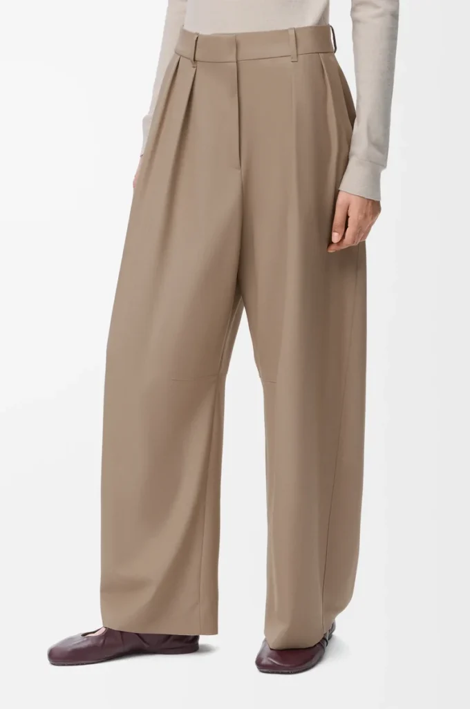 Pantalones acampanados de lana color arena