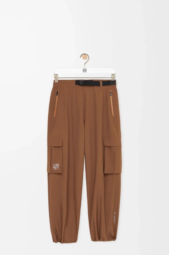 Pantalones cargo de tejido técnico color toffee