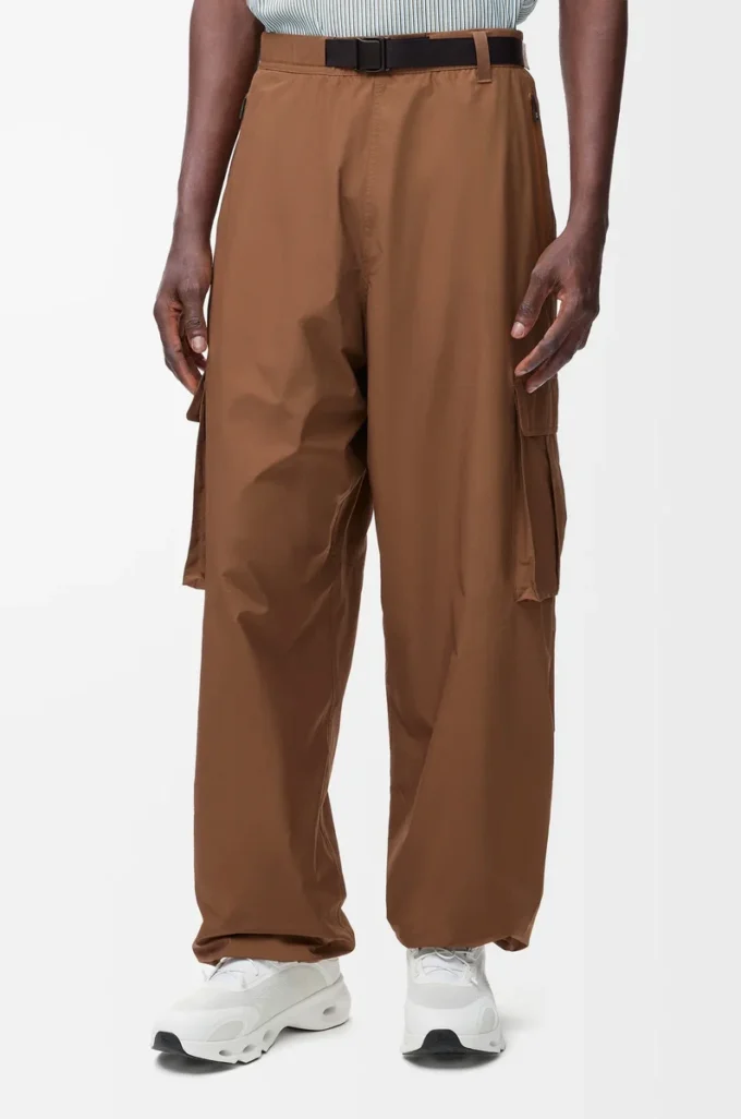 Pantalones cargo de tejido técnico color toffee