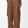 Pantalones cargo de tejido técnico color toffee